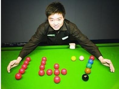 面对两名防 面对两名防